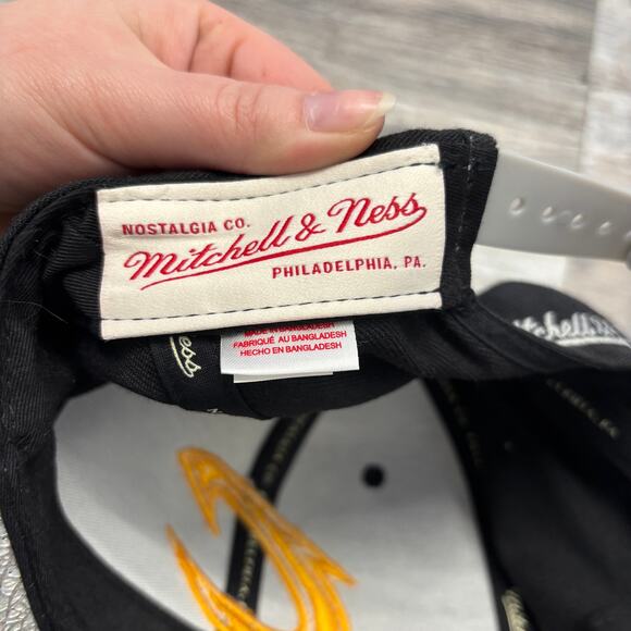 Mitchell & Ness Cleveland Cavs Cavaliers Black OS Iridescent Crackled Cap Hat - Picture 6 of 9